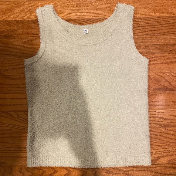 Green fluffy tank top - Picture 2 of 2